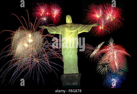 Brasilien, Rio De Janeiro, Corcovado Hügel, Christus der Erlöser Statue am oberen 710m am Berg Corcovado, Feuerwerk, komponieren Stockfoto