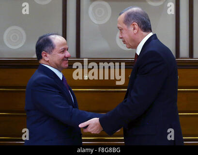 Ankara, Türkei. 9. Dezember 2015. Turkish President Recep Tayyip Erdogan (R) schüttelt Hände mit Masoud Barzani, der Führer von der kurdischen Regionalregierung (KRG) im Norden des Irak, in den türkischen Präsidentenpalast in Ankara, Türkei, am 9. Dezember 2015. Der türkische Präsident Recep Tayyip Erdogan und Masoud Barzani Gespräche Mittwoch über die irakischen Situation und über den Einsatz der türkischen Truppen in der Nähe von Mosul im Nordirak. Bildnachweis: Türkische Presidential Palace/Xinhua/Alamy Live-Nachrichten Stockfoto