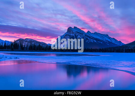 Spektakuläres Morgenlicht im Winter, Mount Rundle, Banff National Park, Alberta, Kanada Stockfoto