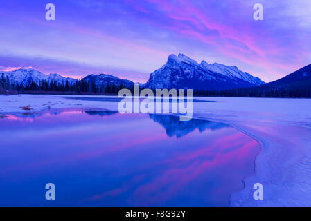 Spektakuläre Dämmerlicht, Mount Rundle, Banff Nationalpark, Alberta, Kanada Stockfoto