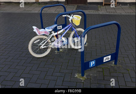 Kinder Fahrrad bei öffentlichen Fahrradträger gesperrt Stockfoto