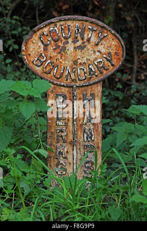 Cast Iron County Grenze Marker einmal weiß lackiert mit schwarzer Schrift, fest in den Boden auf einer Kante. Stockfoto