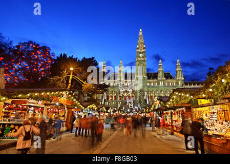Der Weihnachtsmarkt vor dem Rathaus (City Hall) von Wien, Österreich. Stockfoto