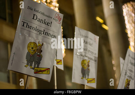 Stuttgart 21 (S21) zu protestieren. protestieren Sie 300. Montag gegen den umstrittenen Zug-Bahnhof-Bau. Stockfoto