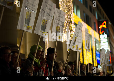 Stuttgart 21 (S21) zu protestieren. protestieren Sie 300. Montag gegen den umstrittenen Zug-Bahnhof-Bau. Stockfoto