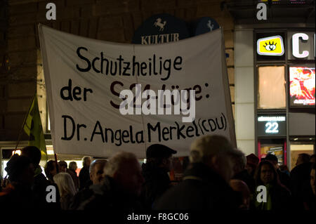 Stuttgart 21 (S21) zu protestieren. protestieren Sie 300. Montag gegen den umstrittenen Zug-Bahnhof-Bau. Stockfoto