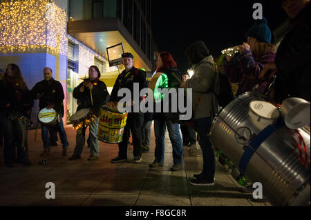 Stuttgart 21 (S21) zu protestieren. protestieren Sie 300. Montag gegen den umstrittenen Zug-Bahnhof-Bau. Stockfoto