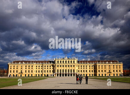 Blick von den Gärten des Schlosses Schönbrunn, Sommerpalast der Habsburger-Wien, Österreich. Stockfoto