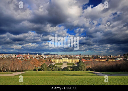 Blick auf Schönbrunn, Sommerpalast der Habsburger und der Stadt Wien von der Gloriette. Stockfoto