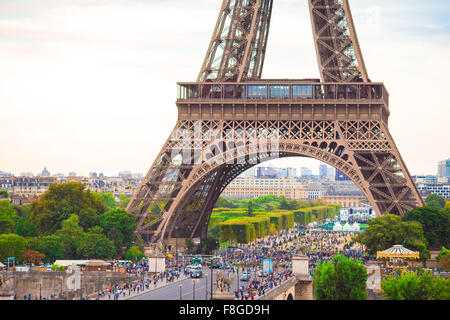 Wunderbarer Blick auf Eiffelturm aus einem von der Straße in Paris Stockfoto