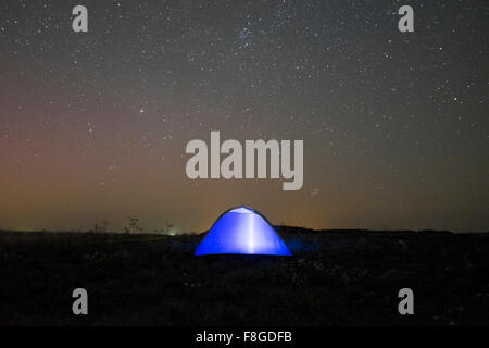 Leuchtende Zelt unter Sternenhimmel Stockfoto