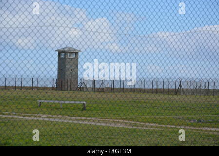 Ein Wachturm mit Blick auf eine Übung Yard auf die Gefängnisinsel Robben aus Kapstadt in Südafrika. Stockfoto