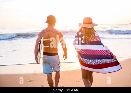 Kaukasische paar zu Fuß am Strand Stockfoto