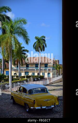 Vintage gelb getränkt Chevrolet in die Sonne fahren Plaza Mayor an einem ruhigen Tag in Trinidad Provinz Sancti Spiritus-Kuba Stockfoto