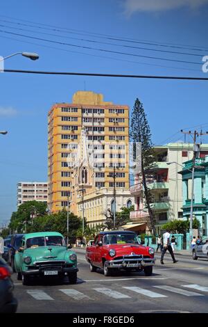 Oldtimer Halt an einem Zebrastreifen in Vedado Havanna an einem sonnigen Baum gesäumten Boulevard Kuba Stockfoto