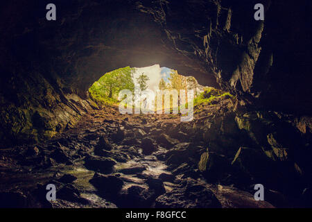 Wanderern stehen am Eingang der Höhle Stockfoto