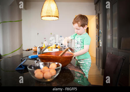 Junge in Küche Stockfoto