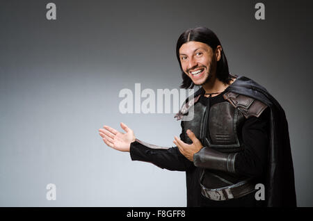 Lustige Ritter vor einem dunklen Hintergrund Stockfoto