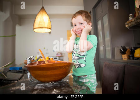 Junge in Küche Stockfoto