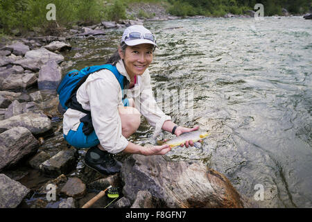 Japanerin, Angeln im Fluss Stockfoto