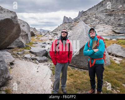 Kaukasische Kletterer Berg bewundern Stockfoto