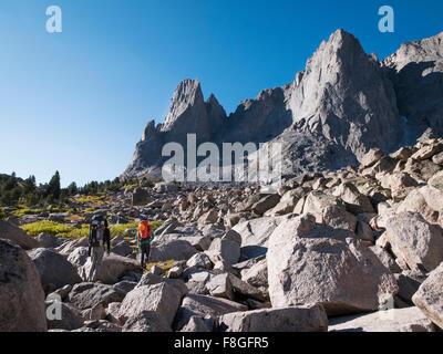 Kaukasische Wanderer zu Fuß auf felsigen Gebiet Stockfoto