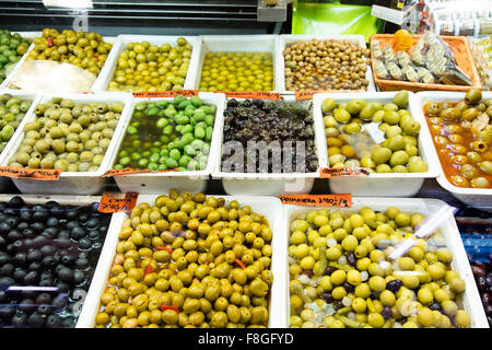 Oliven in einem spanischen Markt Stockfoto