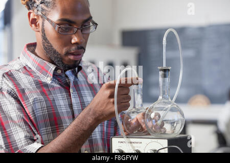 Student Experiment im naturwissenschaftlichen Unterricht durchführen Stockfoto