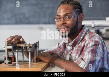 Student Experiment im naturwissenschaftlichen Unterricht durchführen Stockfoto