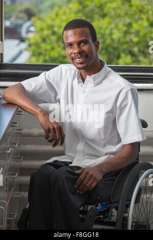 African American paraplegic Mann lächelnd Stockfoto