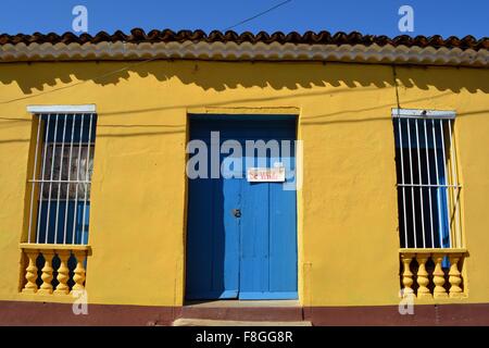 hell blau und gelb einstöckiges Haus zum Verkauf in Trinidad Provinz Sancti Spiritus-Kuba Stockfoto