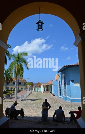 einheimische Männer mit Pferd saß im Schatten von der Plaza Mayor in historischen Trinidad Provinz Sancti Spiritus-Kuba Stockfoto