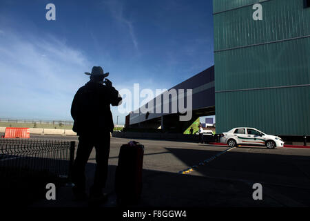 Tijuana, Mexiko. 9. Dezember 2015. Ein Passagier steht vor der internationalen Brücke, bekannt als Cross Border Xpress (CBX) am Flughafen Tijuana, nordwestlichen Mexiko, 9. Dezember 2015. Die CBX verbindet San Diego in Kalifornien im Südwesten der Vereinigten Staaten mit Tijuana in Baja California State, nordwestlichen Mexiko, die mehr als 4,5 Millionen Passagiere pro Jahr profitieren. © Guillermo Arias/Xinhua/Alamy Live-Nachrichten Stockfoto