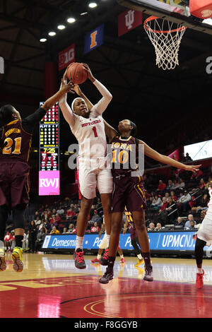 Piscataway, New Jersey, USA. 9. Dezember 2015. Rutgers Zentrum, RACHEL HOLLIVAY (1), kämpft für einen Rebound gegen Iona in einem Spiel an der Rutgers Athletic Center in Piscataway, New Jersey. © Joel Plummer/ZUMA Draht/Alamy Live-Nachrichten Stockfoto