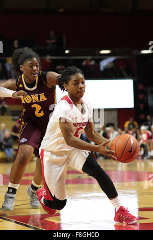 Piscataway, New Jersey, USA. 9. Dezember 2015. Rutgers Guard, KHADAIZHA SANDERS (12), fährt in den Korb gegen Iona in einem Spiel bei der Rutgers Athletic Center in Piscataway, New Jersey. © Joel Plummer/ZUMA Draht/Alamy Live-Nachrichten Stockfoto