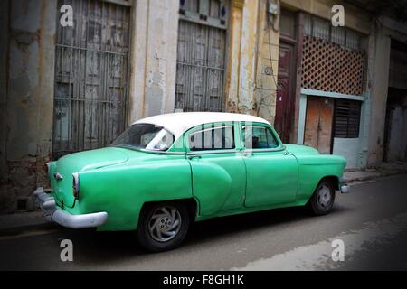 grüne Oldtimer parkten in einer heruntergekommenen leere Straße in Alt-Havanna-Kuba Stockfoto
