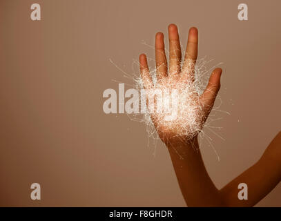 Hand der Mischlinge Mädchen mit grafischen Muster Stockfoto