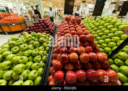 Dubai - 8. August 2014: Dubai Supermarkt Waitrose am 8. August in Dubai, VAE. Dubai Supermarkt Waitrose ist der größte Supermarkt Stockfoto