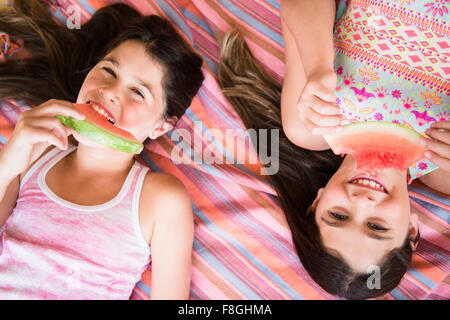 Kaukasische Zwillingsschwestern Wassermelone essen Stockfoto