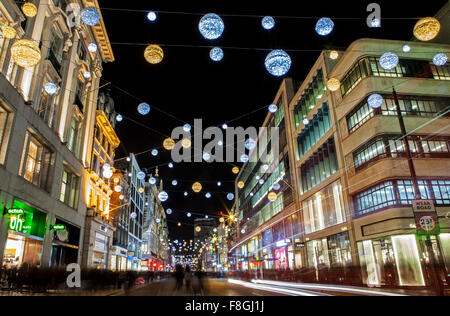 LONDON, UK - 9. Dezember 2015: Ein Blick auf einer belebten Oxford Straße während der Führung bis zu Weihnachten in London am 9. Dezember 2015. Stockfoto