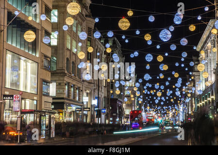 LONDON, UK - 9. Dezember 2015: Ein Blick auf einen geschäftigen Oxford Street während der Führung bis zu Weihnachten in London, am 9. Dezember 20 Stockfoto