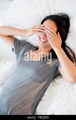 Chinesische Frau, die ihre Augen bedecken Stockfoto