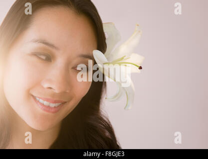 Chinesische Frau Blume im Haar tragen Stockfoto