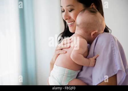 Chinesische Krankenschwester Holding baby Stockfoto