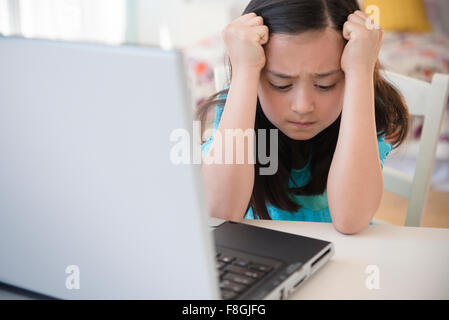 Frustriert Mädchen mit laptop Stockfoto