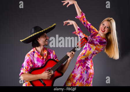 Spanische paar Gitarre spielen und tanzen Stockfoto