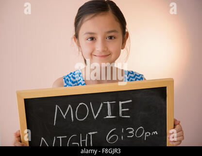 Mädchen mit Tafel-Film-Nacht-Schild Stockfoto