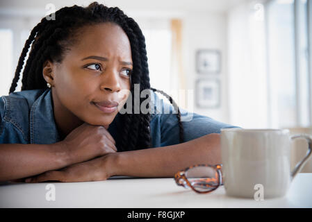 Ängstlich schwarze Frau Kinn auf die Hände ruhen Stockfoto