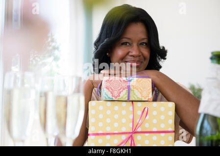 Schwarze Frau mit Geschenken auf party Stockfoto