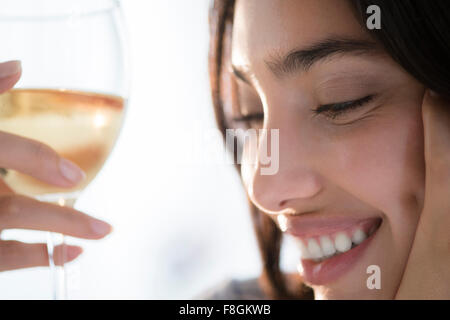 Hispanic Frau mit Glas Wein Stockfoto